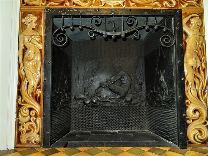McAdams House, Hall fireplace with